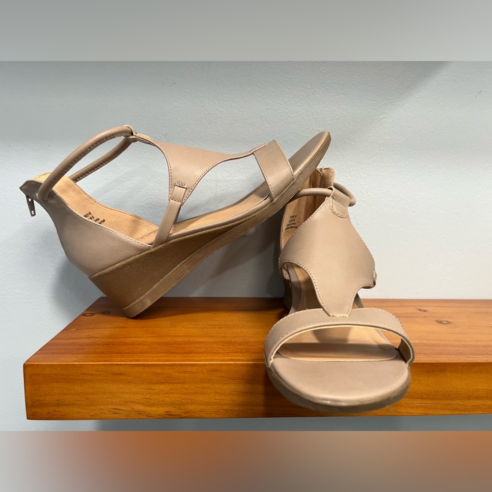 JOURNEE Collection NWOT Trayle Wedge Taupe SIZE 6.5 Womens NEVER WORN Only Tried